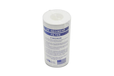 Eine 5 Zoll-Wasseraufbereitungs-Systeme schmelzen geblasenen pp.-Filter mit 1/5 Mikrometer fournisseur
